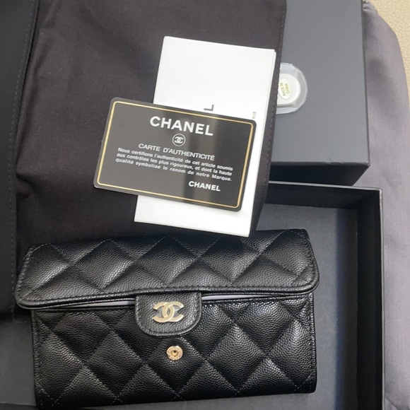 Chanel Caviar Quilted Medium Flap Black Gold: authenticity card, dust bag, box - Picture 7 of 8